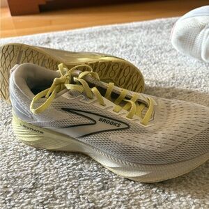 Brooks Women's Levitate Running Shoes - Cream and Yellow